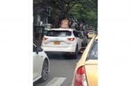 Mujer hace twerking en una camioneta