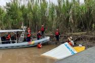 Los pasajeros rescatados y la embarcación siniestrada fueron transportados de inmediato hacia puerto seguro en el municipio de Leticia