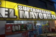 ¡Qué inseguridad! Sujetos en moto atracaron el supermercado El Mayorista en Melgar