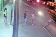 En video: Tres hampones tienen entre la vida y la muerte a motociclista en Ibagué