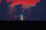 Cohete AFP / El cielo comienza a despejarse antes del amanecer, destacando el cohete lunar Artemis-1 en la plataforma de lanzamiento 39 en el Centro Espacial Kennedy, en esta vista desde Titusville, Florida.