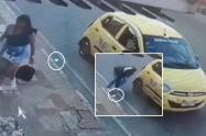 Pasajera se baja del taxi, se le cae el celular y el conductor en lugar de alcanzarla se lo roba