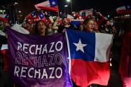 Una contundente mayoría en Chile rechazó este domingo la propuesta de Constitución que buscaba cambiar la heredada de la dictadura de Augusto Pinochet (1973-1989) por otra con más derechos sociales, en un resultado que superó las expectativas más optimistas de la oposición conservadora.  Más de 15 millones de electores estaban convocados a las urnas en una jornada con alta participación por voto obligatorio. En gran parte del país se impuso la opción en contra de la nueva Carta Magna.  Con el 98,43% de los 