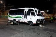 Pareja de motociclistas resultó herida tras ser arrollada por un buseta en Ibagué