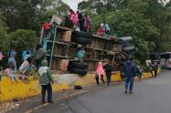 Dos muertos y 25 heridos dejó accidente de bus escalera bajando La Línea