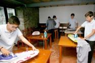 Colegio enseña a estudiantes a cocinar y planchar