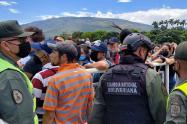 Policía venezolana en el puente