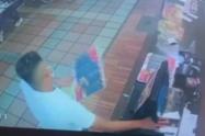 Tremenda rata sustrajo celular del restaurante Búfalos de Multicentro