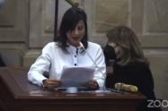 Ministra de Minas, Irene Vélez, leyendo su intervención durante un debate.