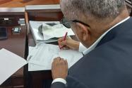 Barreto firmando