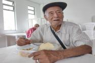Adulto mayor beneficiario de comedor comunitario