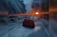 ¡Tragedia! Conductor murió tras volcarse e incinerarse tractocamión en la vía a La Línea