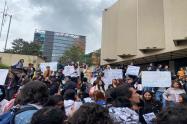 Estudiantes de la Javeriana protestan por aumento de matrículas-  anuncian paro indefinido