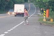 ¡Tragedia! Mujer se llevó a la fuerza a la niña para después lanzársele al vehículo en Honda