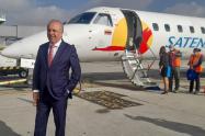 Guillermo Reyes, ministro de Transporte, en el primer vuelo de Satena a Caracas.