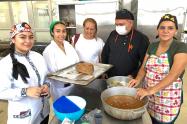 30 mujeres capacitas en el Sena en curso de comida navideña