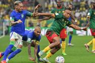 Jugadores de Brasil y Camerún