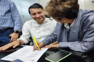 Andrés Hurtado, alcalde de Ibagué en la firma del convenio con transportadores