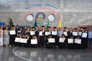 Personas privadas de la libertad recibiendo diploma de bachiller