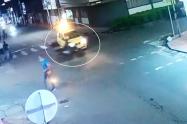 ¡Volando! Así salió domiciliario tras estrellarse contra un taxi en Ibagué