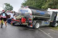 Entre la vida y la muerte motociclista al colisionar contra carro cisterna de Bomberos Voluntarios en Picaleña