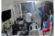 Aterrador robo a familia que estaba en la sala de su casa