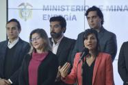 Ministra de Minas, Irene Vélez (der), explica informe sobre recursos y reservas.