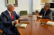 Gustavo Petro y Álvaro Uribe. 