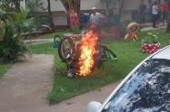 ¿Final feliz? Le quemaron la motocicleta a presunto ladrón en el barrio Los Mártires de Ibagué