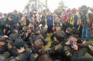 "Dos horas aguantando, mi general. Dos horas": Policías retenidos por comunidades en Caquetá