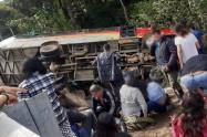 Tragedia: Dos muertos dejó volcamiento de bus en la vía a Bituima – Cundinamarca