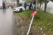 ¡Qué belleza! Se accidentó y dejó el carro ‘tirado’ frente al Parque Deportivo en Ibagué