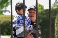 Niño atraviesa la reja de la Casa Blanca