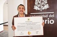 Primera persona graduada de género no binario