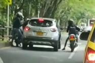 [Video] Fleteo en Medellín no da tregua: motorizados quitan pertenencias a conductor