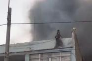 Colombiano salva a perrito de un incendio