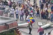 Al menos 8 policías heridos tras arremetida de Guardia Indígena en los bajos de la Gobernación del Tolima