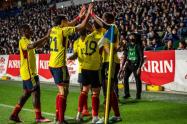 Jugadores de la Selección Colombia celebrando un gol contra Japón en un partido amistoso.