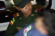 Policías se vistieron de héroes en Ibagué. Salvaron la vida de un menor de tres años en la carrera Quinta   