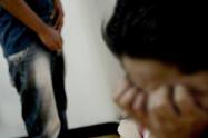 Sujeto empujó a jovencita a un baño de un centro comercial, se masturbó y le tocó las partes íntimas