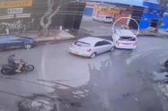 En video: Se le pegó el acelerador a vehículo y arrolló a tres mujeres en Ibagué