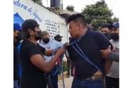 Delincuente atado en México