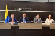 De izquierda a derecha magistrados de la JEP Alejandro Ramelli, Roberto Vidal, Óscar Parra y Catalina Díaz