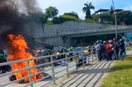 Queman moto y atacan a agente de tránsito por muerte de motociclista en Bucaramanga