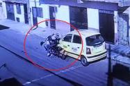 Delicado continúa taxista que intentaba abrir su vehículo, siendo arrollado por un motociclista en el Gaitán 