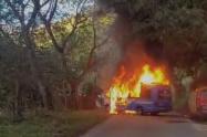 Vehículo de servicio público que cubría la ruta la ruta Algeciras, Neiva fue incinerado.