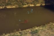 Hallaron un hombre muerto, flotando en el canal de aguas del barrio El Bosque