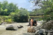 Construcción de jarillones en el río Combeima