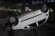En video: Vehículo particular sufrió volcamiento en inmediaciones de la glorieta de Cañaveral