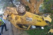 ¡Impresionante! Taxi terminó volcado tras perder el control en la vía al Aeropuerto Perales